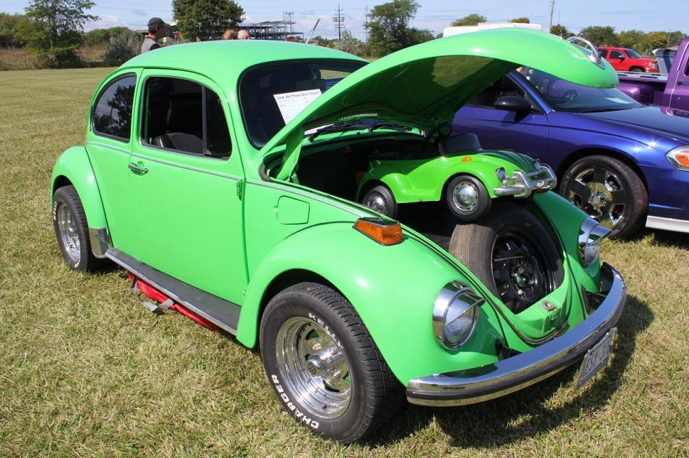 Green Volkswagen beetle