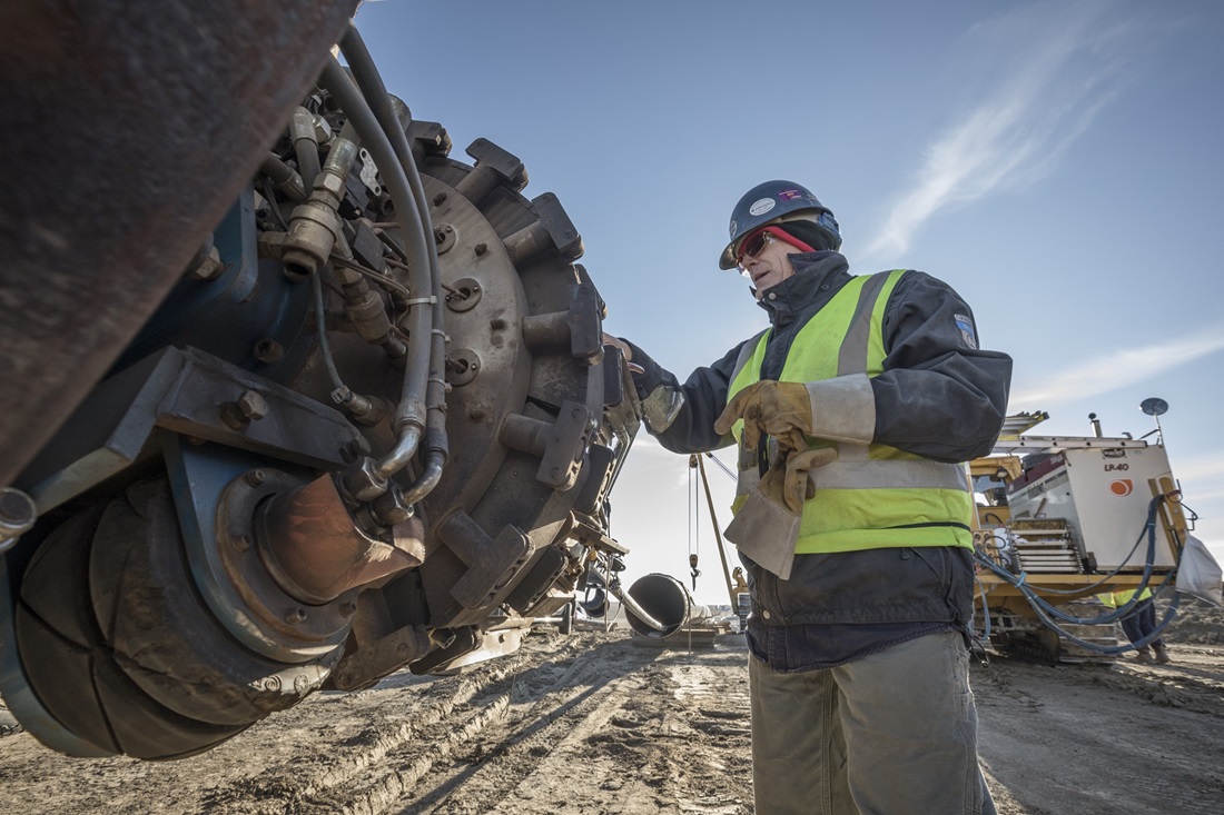 Pipeline construction worker with internal welding unit