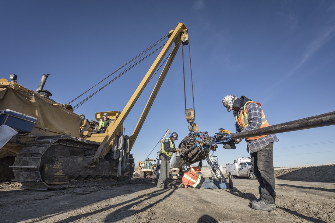 Pipeline construction workers with internal welding unit