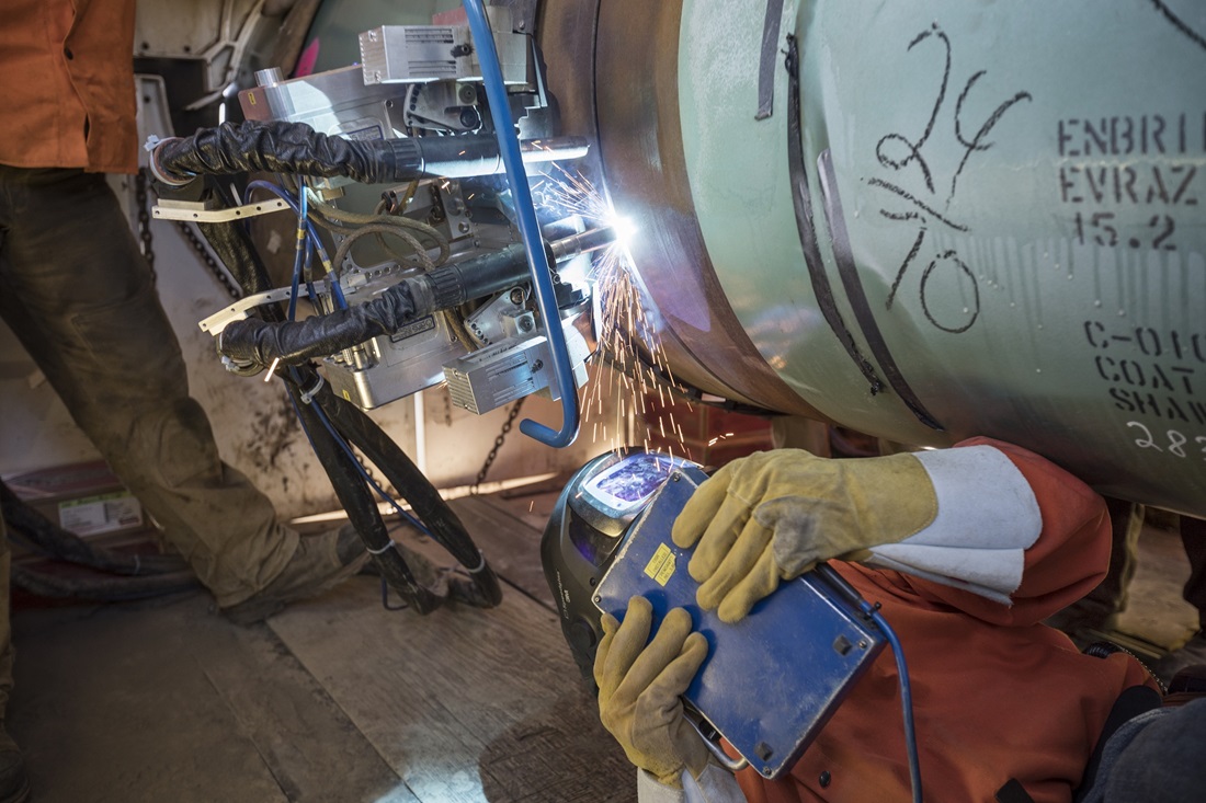 Pipeline worker and welding unit throwing sparks