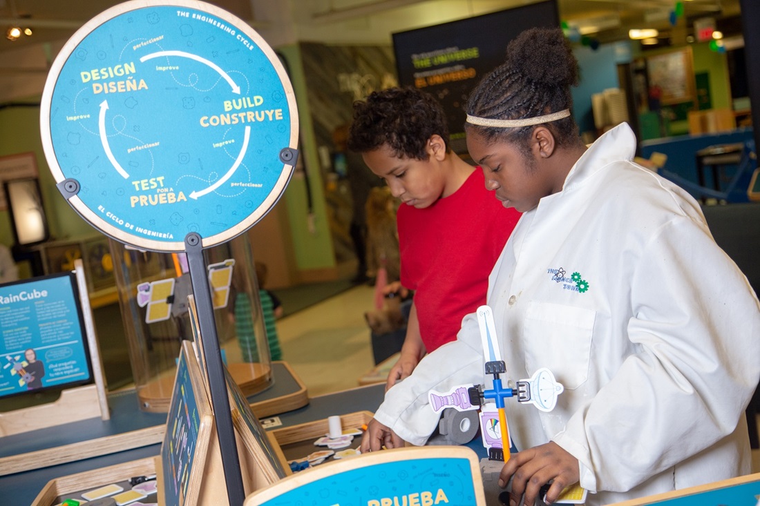 Kids doing science experiments at The Science Zone