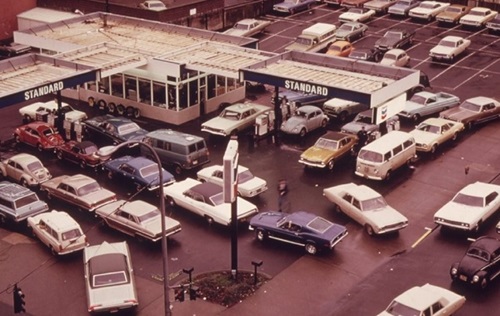 Cars in a long gas lineup at Portland, Oregon in 1973
